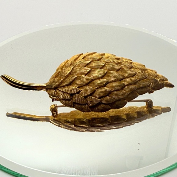 Vintage Gold-Tone Leaf Shaped Brooch‎ Pin - Picture 1 of 5